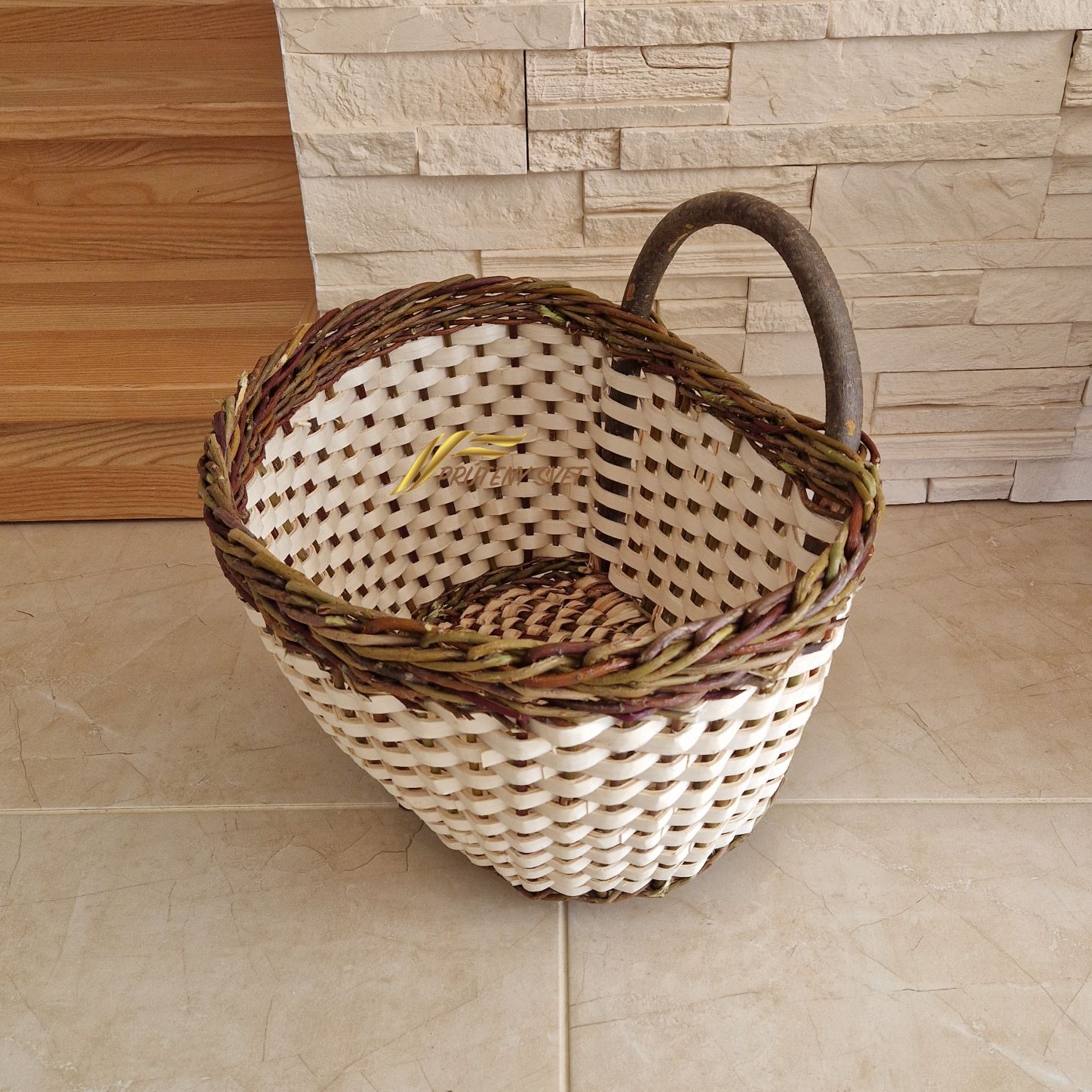 tradičný prútený košík do zahrady, za zemiaky
